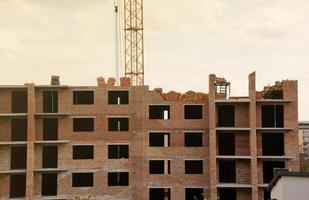 vue de une grand construction site avec bâtiments en dessous de construction et à plusieurs étages Résidentiel maisons. logement rénovation photo