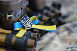 ukrainien symbole sur machine pistolet ceinture mensonges sur ukrainien pixelisé militaire camouflage photo