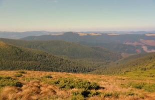 monter hoverla pendaison de pointe de le ukrainien Carpates contre le Contexte de le ciel photo