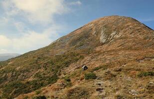 monter hoverla pendaison de pointe de le ukrainien Carpates contre le Contexte de le ciel photo