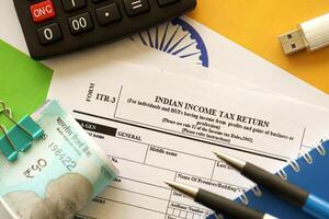 Indien le revenu impôt revenir Vide forme avec stylo et Indien roupies factures photo