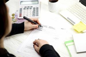 comptable remplir allemand impôt forme einkommensteuererklarung dans fin de impôt période. Imposition et formalités administratives routine photo