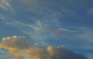 nuage bleu foncé ciel d'orage pluvieux le soir triste sentiment humeur fond de ton photo