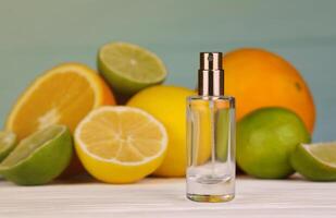parfum avec agrumes extraits. sélectif se concentrer. spa jour, concept de fraîcheur parfum bouteille avec citron citron vert et Orange photo