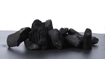 charbon de bois. charbon de bois noir sur sol texturé noir. utilisé pour la cuisine