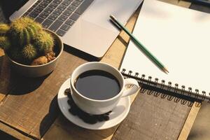 café tasse chaud sur en bois vieux table dans le Matin photo