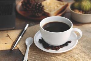 café tasse chaud sur en bois vieux table dans le Matin photo