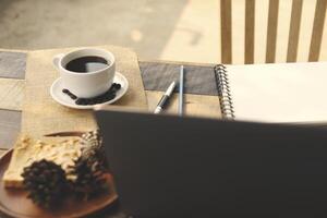 café tasse chaud sur en bois vieux table dans le Matin photo