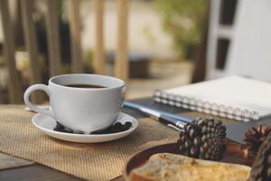 café tasse chaud sur en bois vieux table dans le Matin photo