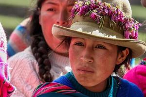 pisac, pérou, 5 mars 2006 - personnes non identifiées à la citadelle inca de la vallée sacrée près de pisac au pérou. la vallée sacrée des incas est une vallée du sud de la sierra qui contient de nombreuses ruines incas célèbres photo