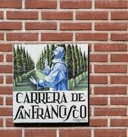 Madrid, Espagne, 13 mars 2016 - gros plan de la plaque de rue. les plaques de rue à madrid sont des carreaux de céramique peints à la main généralement composés de 9 ou 12 carreaux. ils représentent le nom de la ruelle ou de la rue. photo