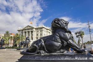 barcelone, espagne, 8 octobre 2019 - personnes non identifiées par monument de christophe colomb à barcelone, espagne. ce monument de 60 m de haut a été construit en 1888. photo