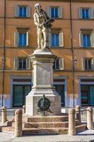 statue de luigi galvani à bologne, italie photo