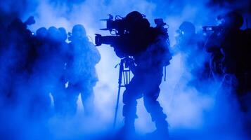 ai généré silhouette cameraman tournage une foule dans bleu éclairage photo