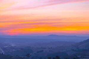 coloré le coucher du soleil dans le collines magnifique paysage avec Orange ciel et nuage Contexte photo