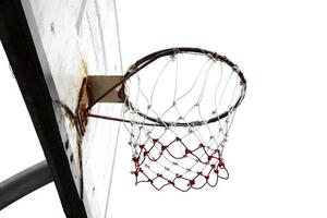 panier de basket sur fond blanc photo