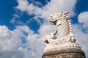 dragon carpe statue, le iconique point de repère de Danang dans vietnam photo