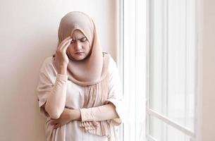 femme musulmane se sentant malade debout sur fond pastel. concept de coronavirus covid-19. photo