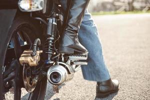 couple assis sur une moto prêt à partir photo