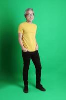 homme tshirt jaune photo