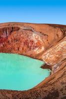 paysage islandais de la caldeira volcanique colorée askja, lac de cratère viti au milieu du désert volcanique dans les hautes terres, avec sol volcanique rouge et turquoise et sentier de randonnée, Islande