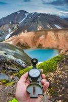 belles montagnes volcaniques colorées landmannalaugar et une boussole en mains, islande photo