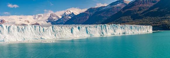 vue panoramique sur le gigantesque glacier perito moreno en patagonie avec ciel bleu et lagon glaciaire aux eaux turquoises, amérique du sud, argentine, aux beaux jours.. photo