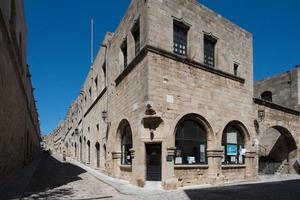 Vue sur la rue des chevaliers, dans la vieille ville de Rhodes, Grèce photo