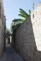 Rue piétonne étroite dans la vieille ville de Rhodes, Grèce photo