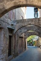belle rue avec des arches à la vieille ville de rhodes, grèce photo