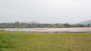 beau paysage à rodiles nature préservée. rivière et collines verdoyantes par une journée ensoleillée photo