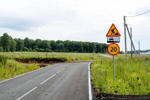 route signe sur le ciel arrière-plan, signe pour route travaux, la vitesse limite photo