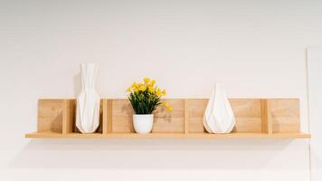 une étagère sur lequel là sont blanc des vases pour fleurs, scandi style dans le intérieur photo