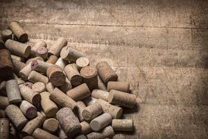 du vin bouchons sur en bois photo