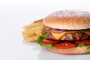 Burger de boeuf artisanal et frites sur fond blanc photo