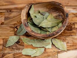 baie feuilles et sur olive bois photo