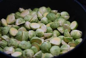 Frais vert Bruxelles choux brassica oléracée de notre posséder jardin photo