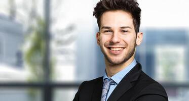 jeune manager dans son bureau photo