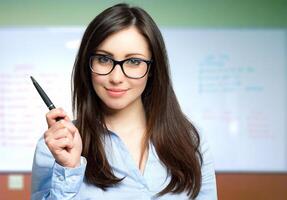 portrait de une Jeune souriant femme en portant une stylo photo