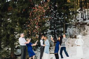 mariages, des couples et famille célébrer mariage pour engagement, confiance ou relation soutien. portrait de marié la mariée et jeune marié avec content parents. mariage dans hiver photo