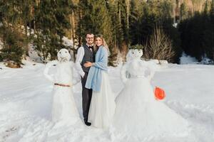 portrait de le la mariée et jeune marié contre le Contexte de deux bonhommes de neige. une hiver mariage dans une pin forêt photo