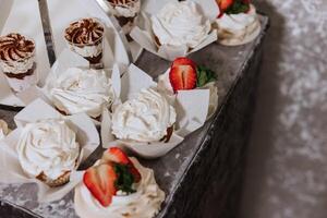 amande biscuits et divers sucré Gâteaux pour une mariage banquet. une délicieux réception, une luxueux cérémonie. table avec bonbons et desserts. délicieux coloré français desserts sur une assiette ou tableau. photo