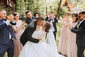 toute la longueur portrait de le jeunes mariés et leur copains à le mariage. le la mariée et jeune marié avec demoiselles d'honneur et copains de le jeune marié sont ayant amusement et réjouissance à le mariage. photo