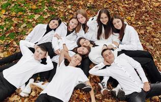 amitié, mouvement, action, liberté et gens concept - groupe de content adolescents ou école copains posant et ayant amusement en plein air contre la nature ou forêt Contexte. photo