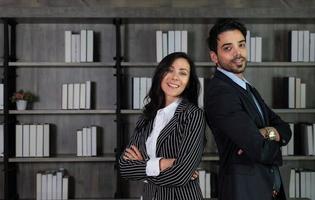 jeune femme d'affaires caucasienne parlant avec un homme d'affaires du Moyen-Orient au bureau. concept d'entreprise photo