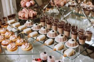 amande biscuits et divers sucré Gâteaux pour une mariage banquet. une délicieux réception, une luxueux cérémonie. table avec bonbons et desserts. délicieux coloré français desserts sur une assiette ou tableau. photo