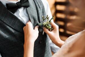 le la mariée s'accroche à le du marié fleur. premier réunion. mariage dans une rustique style. de la mariée mains fermer photo