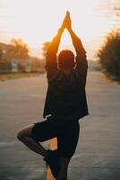 athlète coureur pieds fonctionnement sur route, jogging concept à en plein air. homme fonctionnement pour exercice.athlète coureur pieds fonctionnement sur route, le jogging concept à en plein air. homme fonctionnement pour exercer. photo