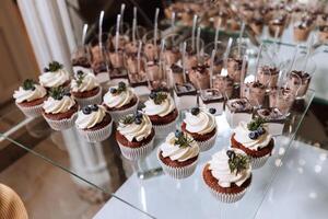 une délicieux mariage. blanc gâteau décoré avec fleurs. bonbons bar pour une banquet. fête concept. à la mode desserts. table avec bonbons, des sucreries. des fruits photo