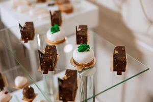 amande biscuits et divers sucré Gâteaux pour une mariage banquet. une délicieux réception, une luxueux cérémonie. table avec bonbons et desserts. délicieux coloré français desserts sur une assiette ou tableau. photo